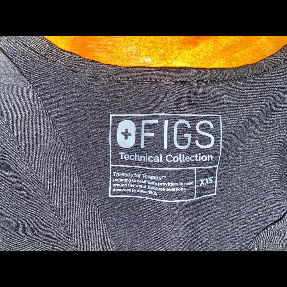 FIGS xxs black technical top